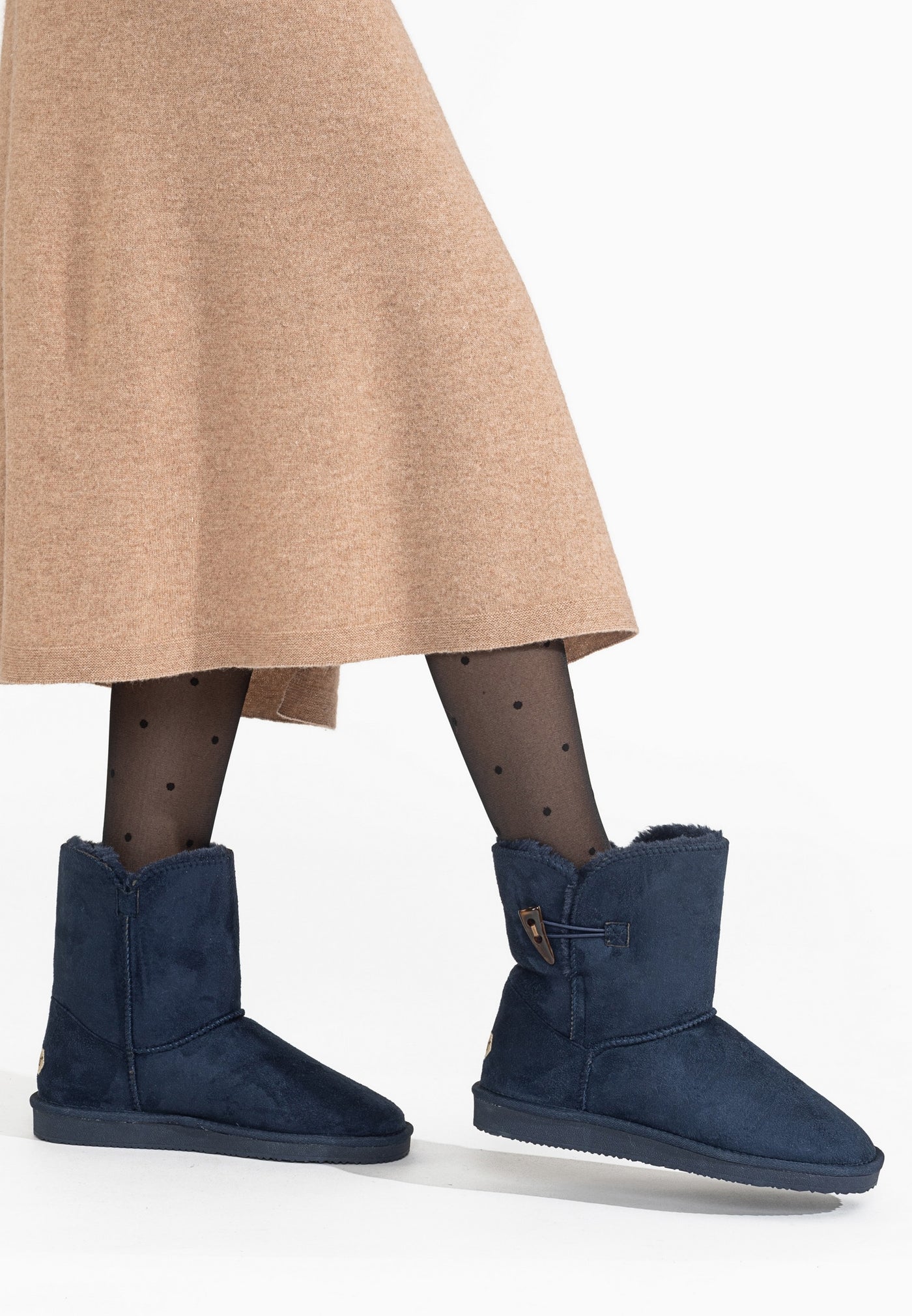 Bottines fourrées Anais marine portées sous une jupe camel et des collants noirs à pois