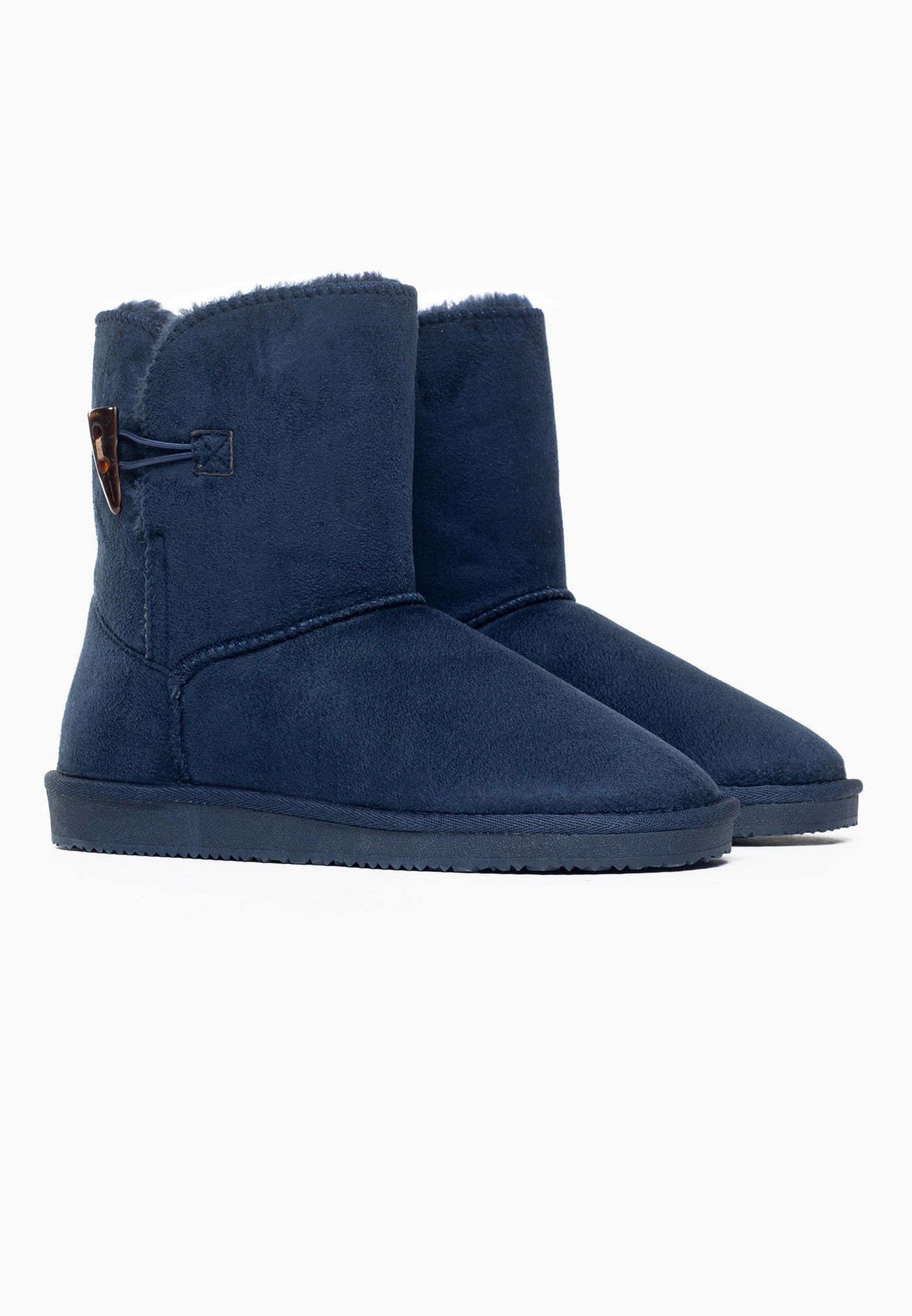 Paire de bottines fourrées Anais marine de trois-quarts, bouton bûchette écaille