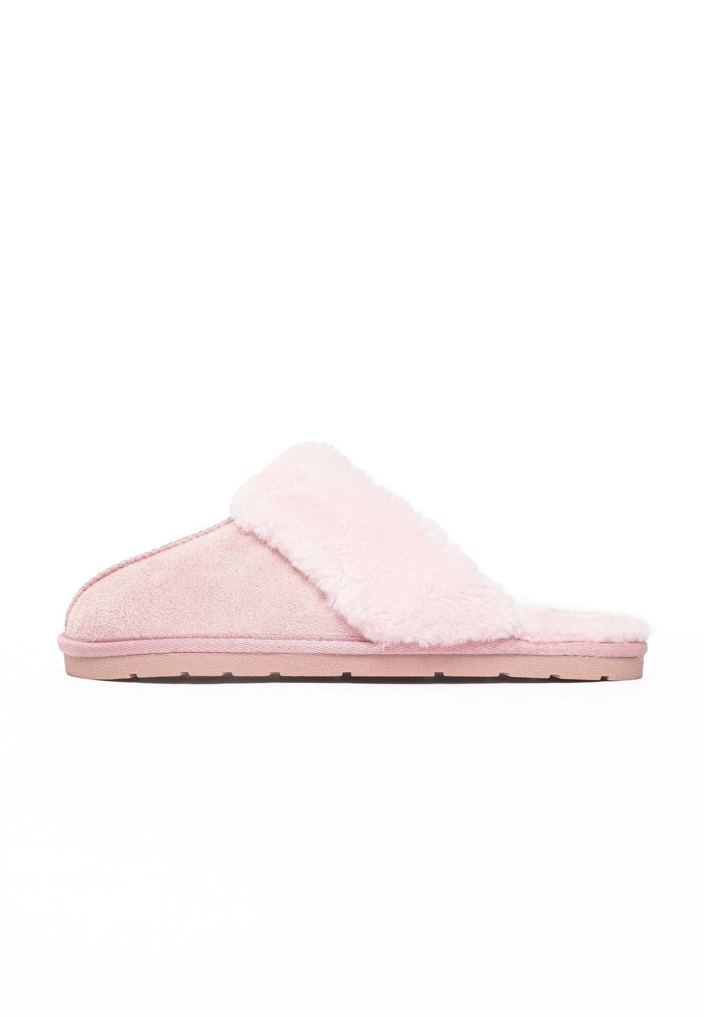 Chausson fourré Emilija rose vu de profil, semelle crantée rose et talon laissé ouvert