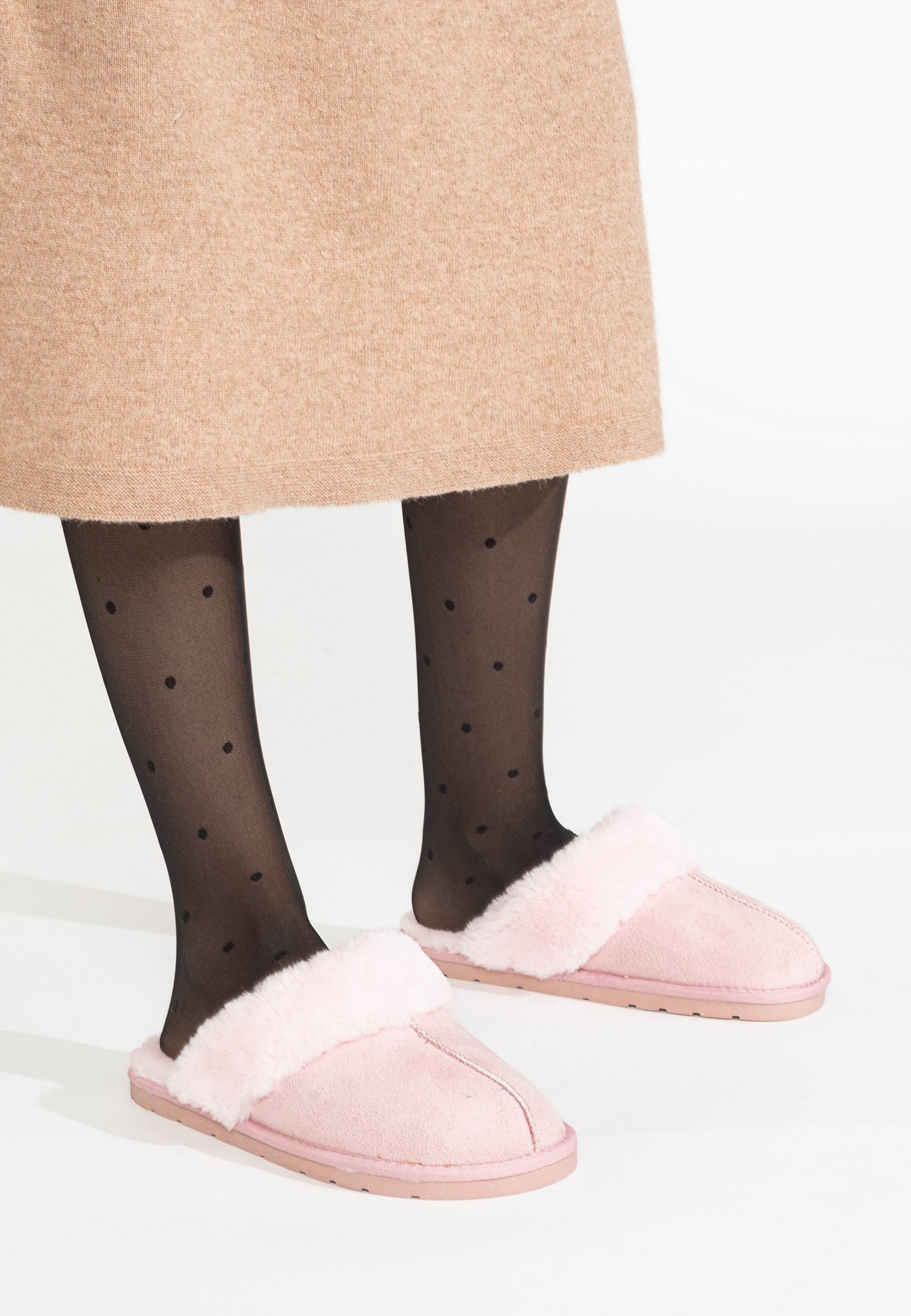Chaussons fourrés Emilija rose portés de face, le pied posé à plat dans la semelle