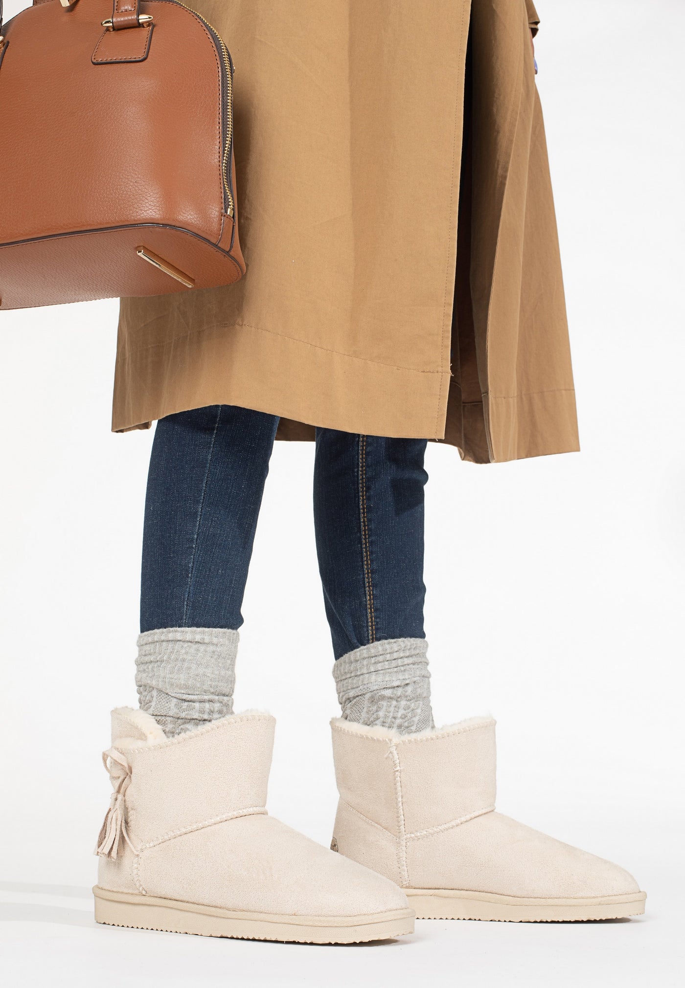 Bottines fourrées Curry naturel portées avec un jean, un trench et un sac camel