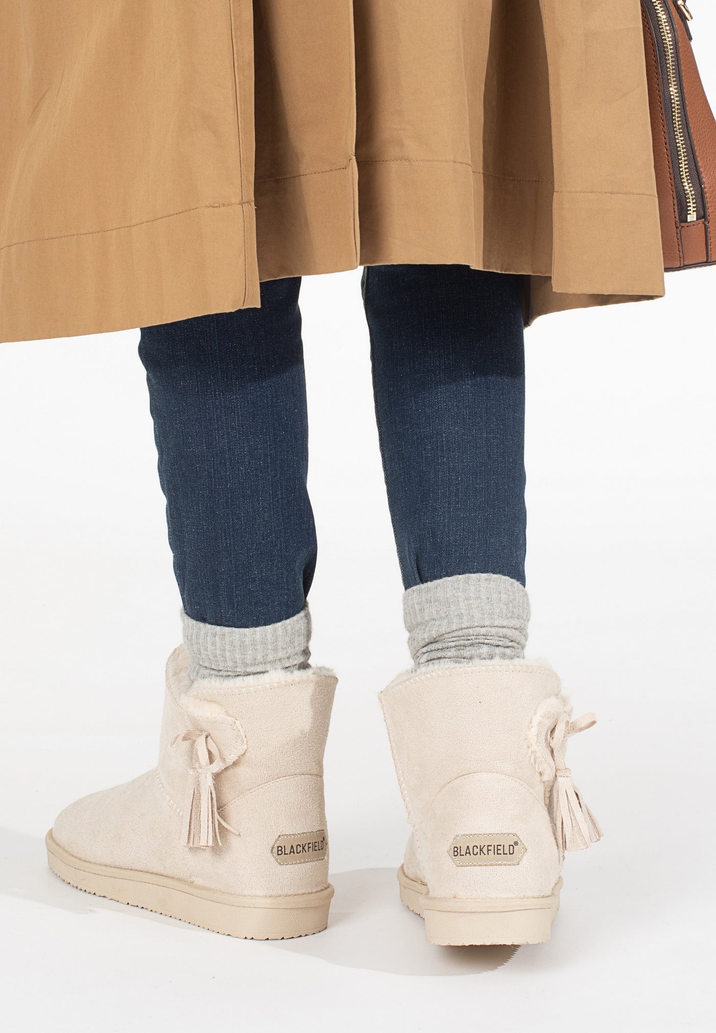 Bottines fourrées Curry naturel portées de dos, jean roulé sur chaussettes grises