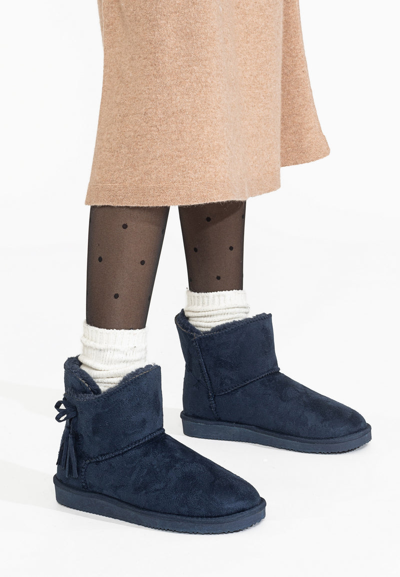 Bottines fourrées Curry marine portées avec des collants à pois et une jupe camel