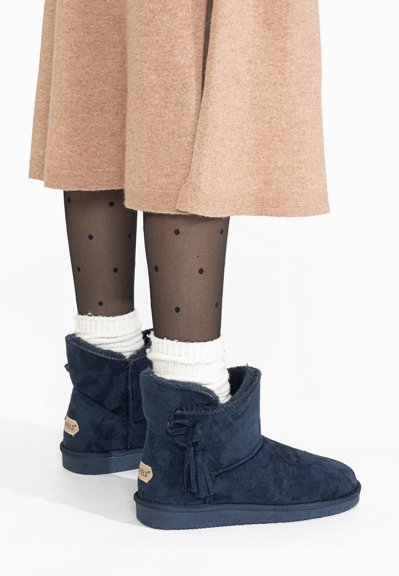 Bottines fourrées Curry marine portées de dos, cordons noués et glands visibles
