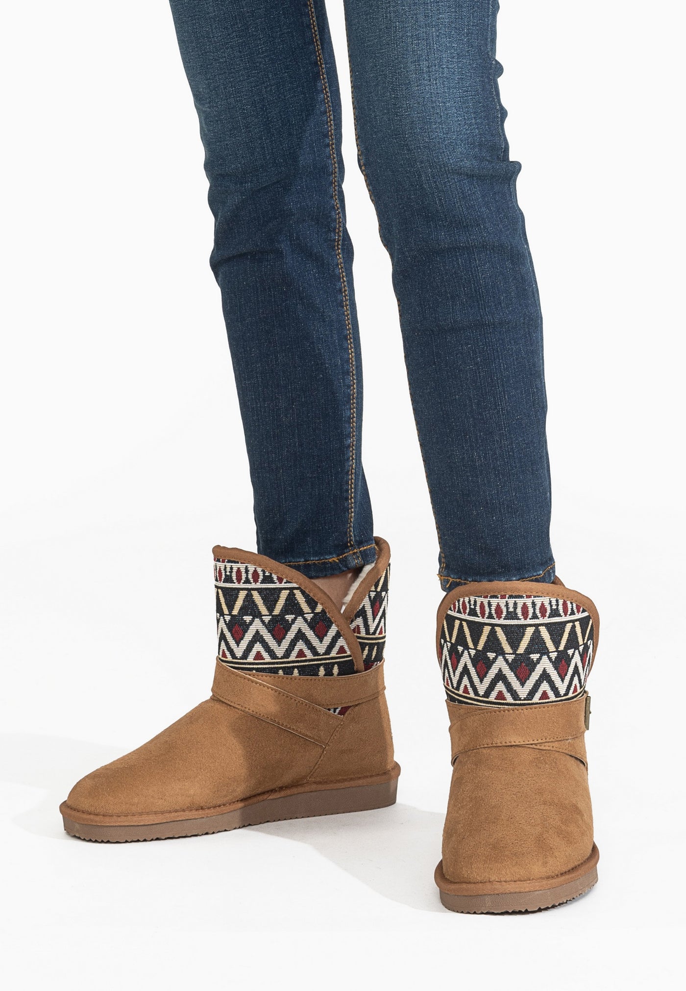 Bottines fourrées Concha camel portées en marche sur un jean brut, tige jacquard