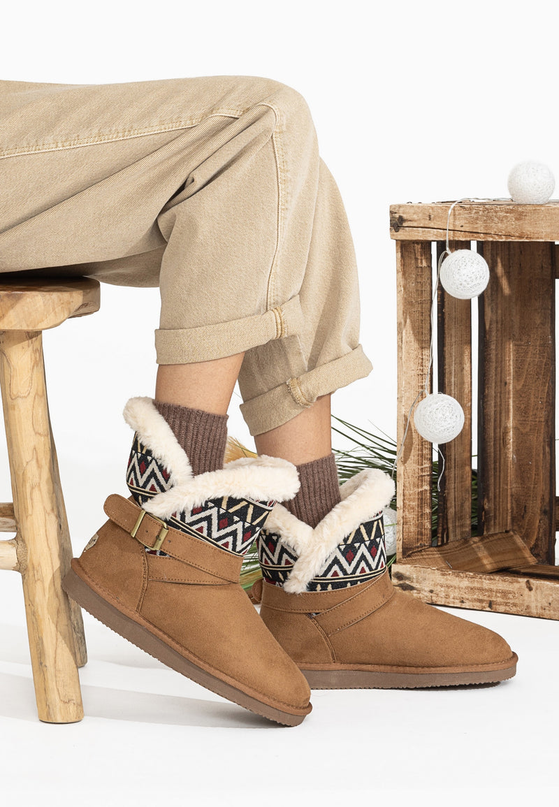 Bottines fourrées Colorada camel portées avec un chino beige et des chaussettes marron