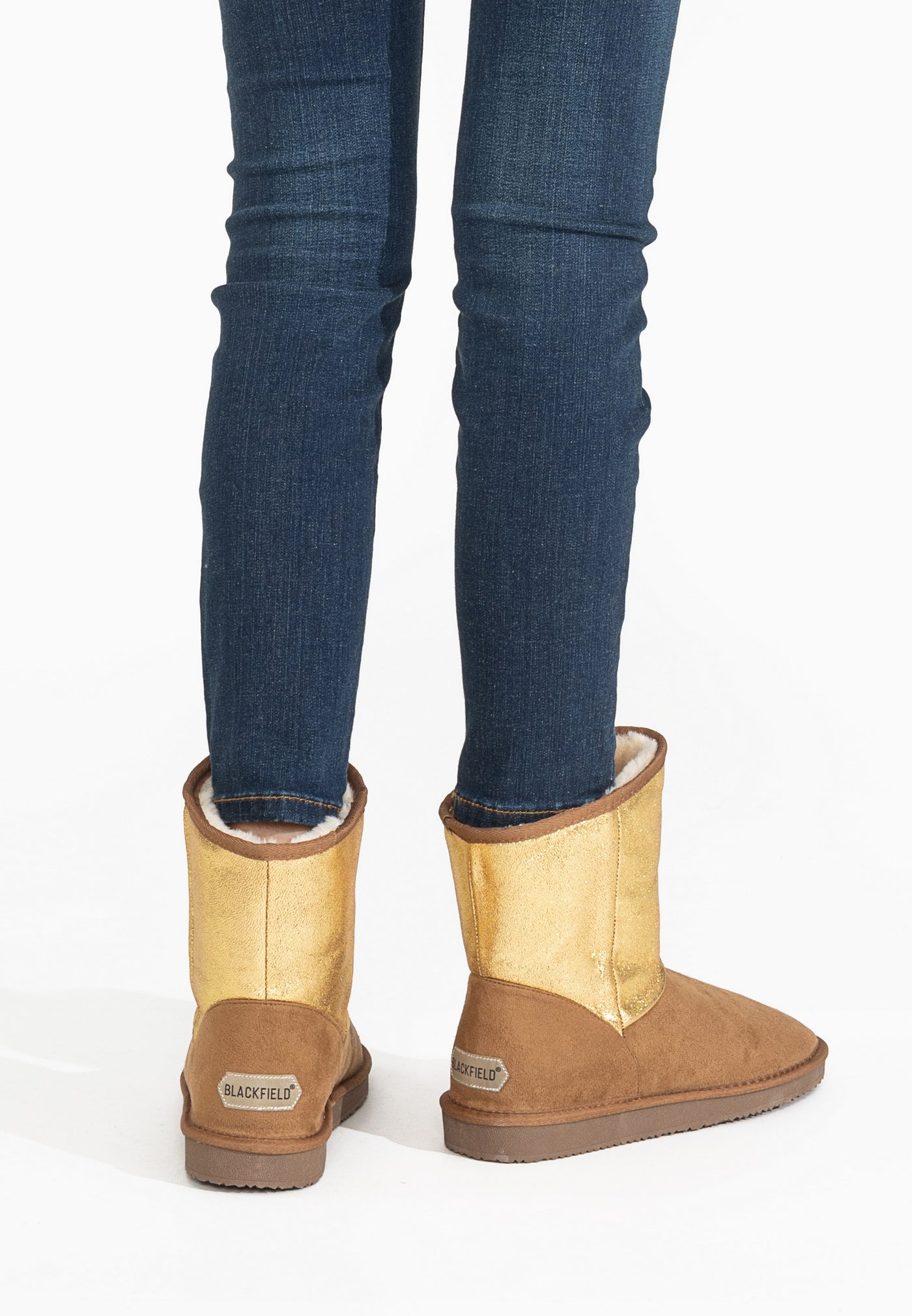 Bottines fourrées Clane camel portées de dos, doublure crème visible au bord
