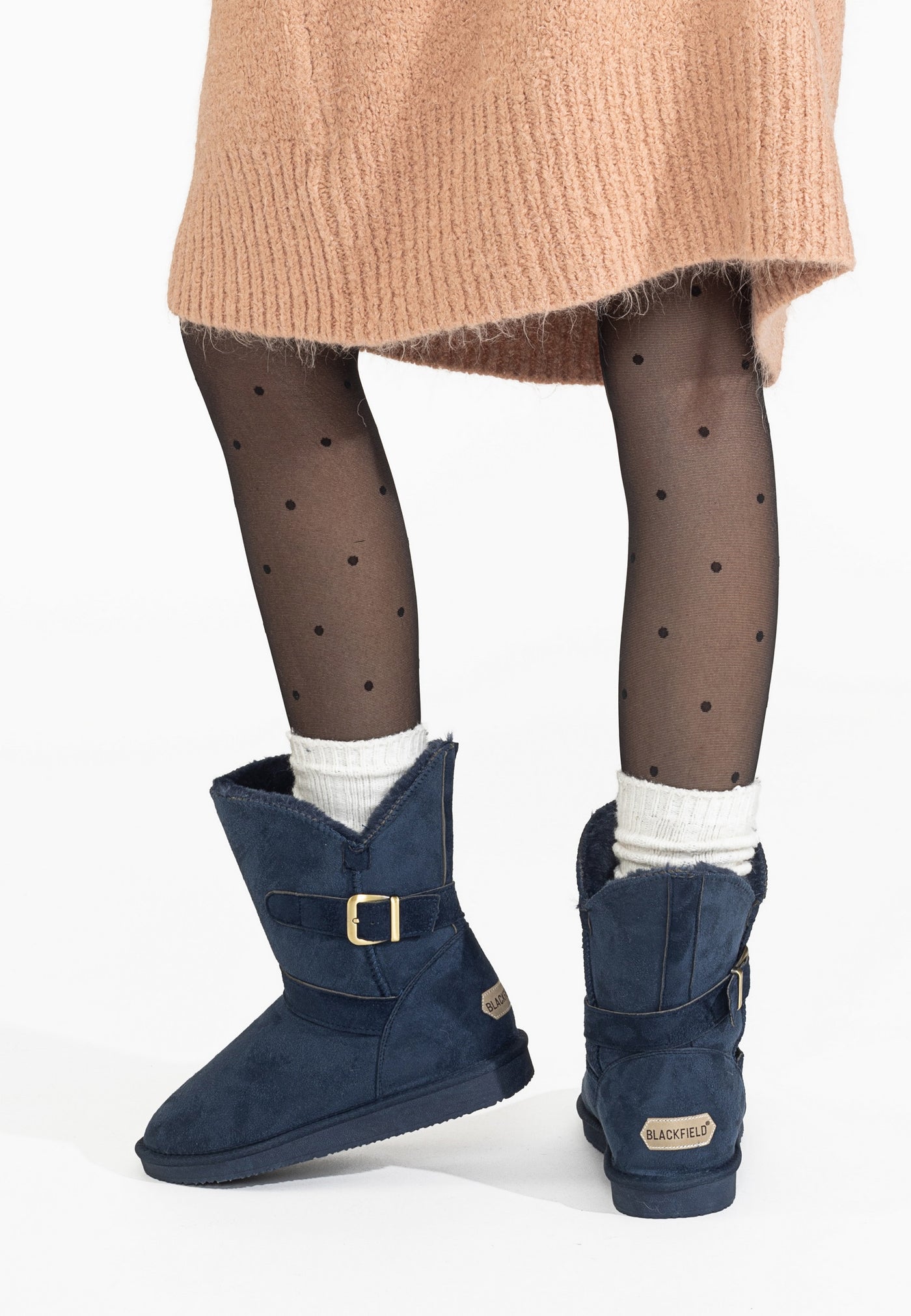 Bottines fourrées Eden marine portées de dos, étiquette Blackfield au talon