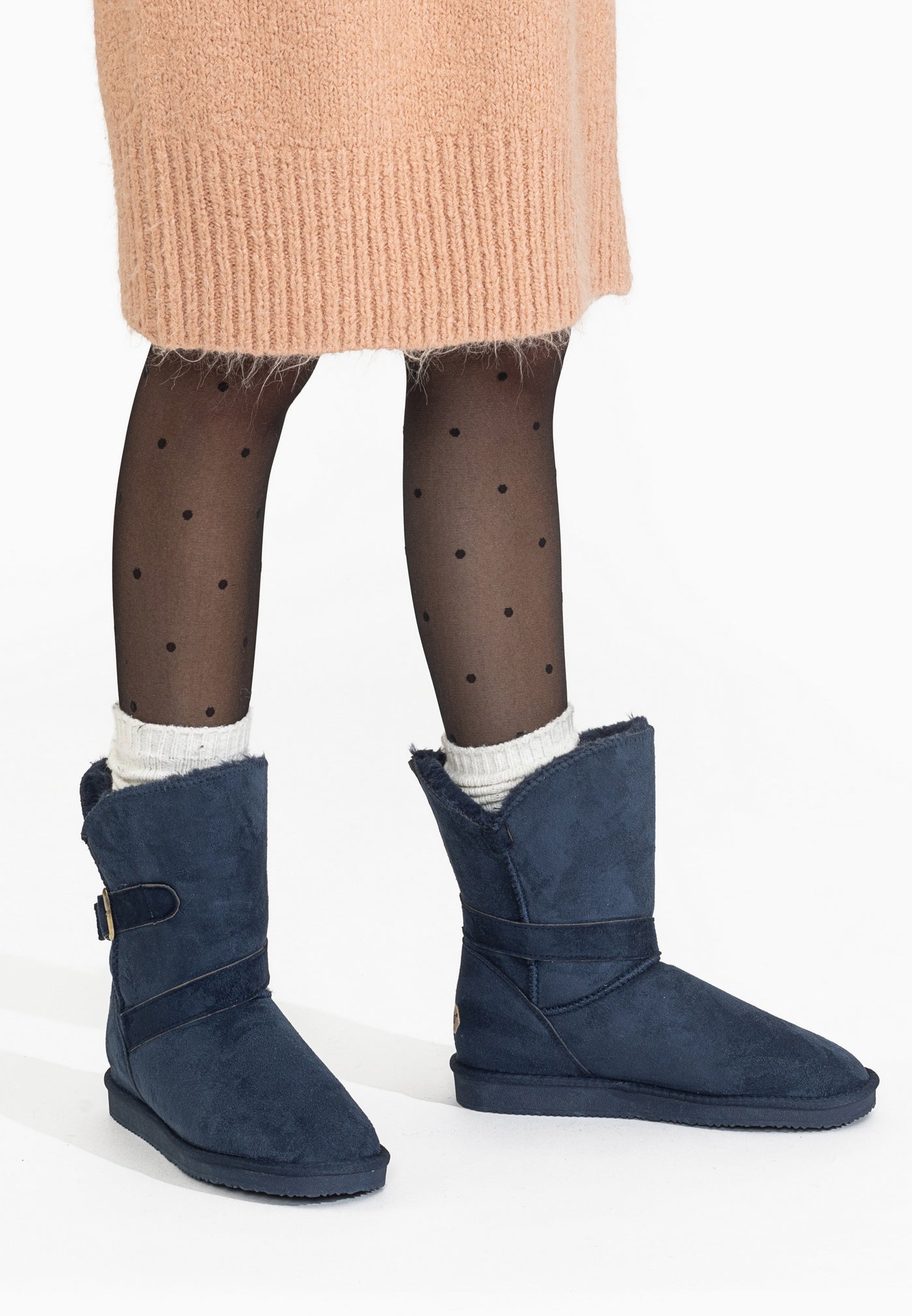 Bottines fourrées Eden marine portées de face, collant à pois et robe pull