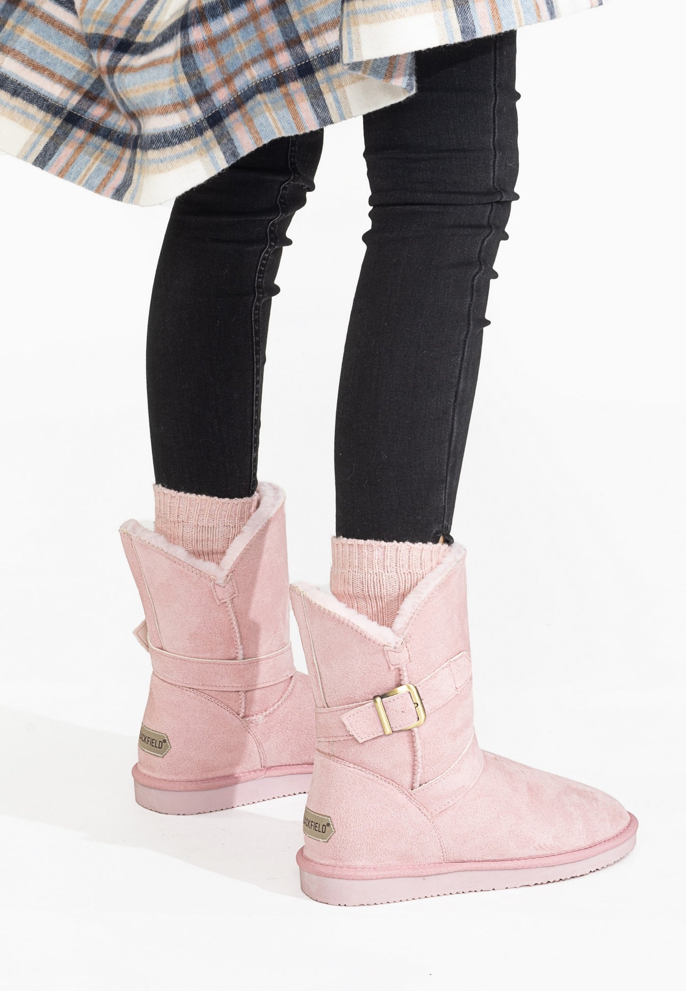 Bottines fourrées Eden rose portées de dos, legging noir et manteau à carreaux