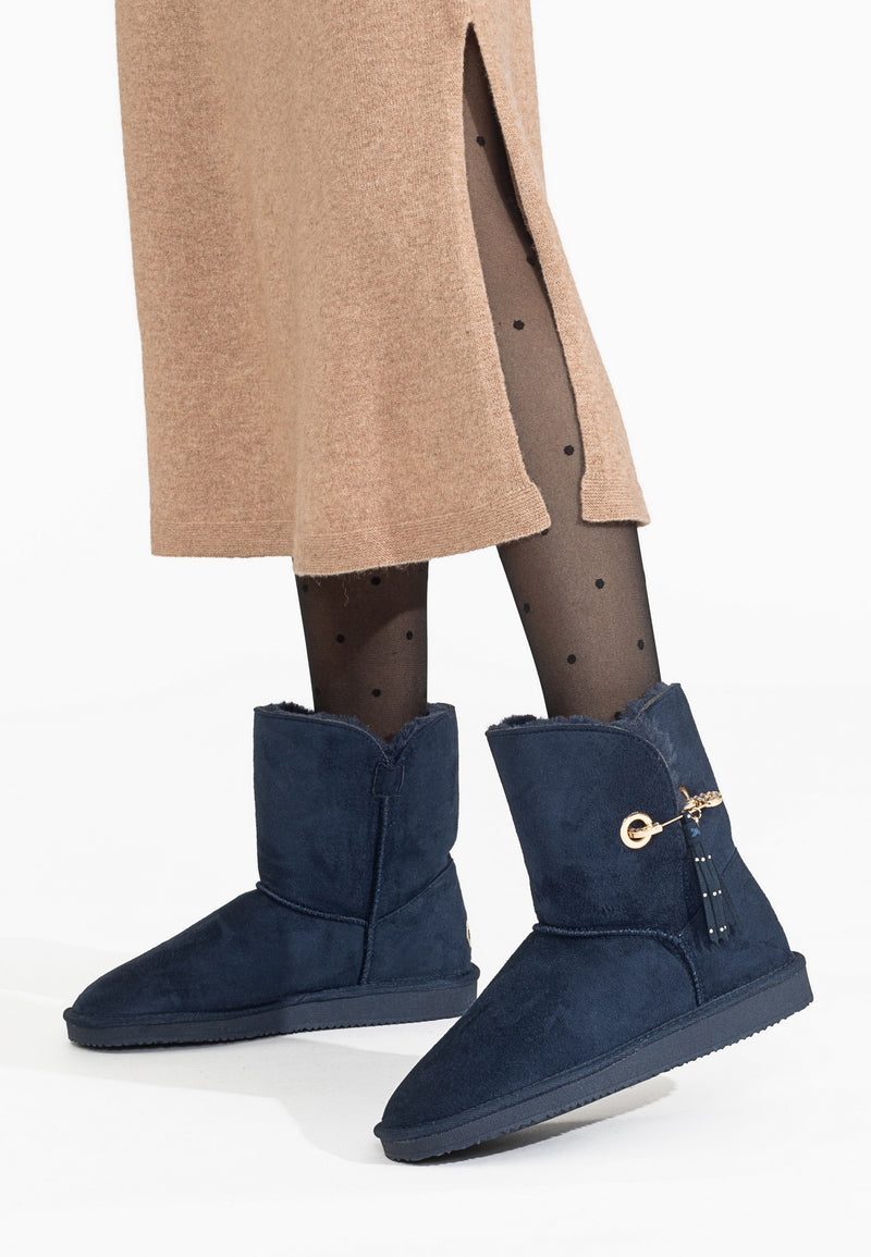 Bottines fourrées Clair marine portées avec des collants à pois et une jupe camel