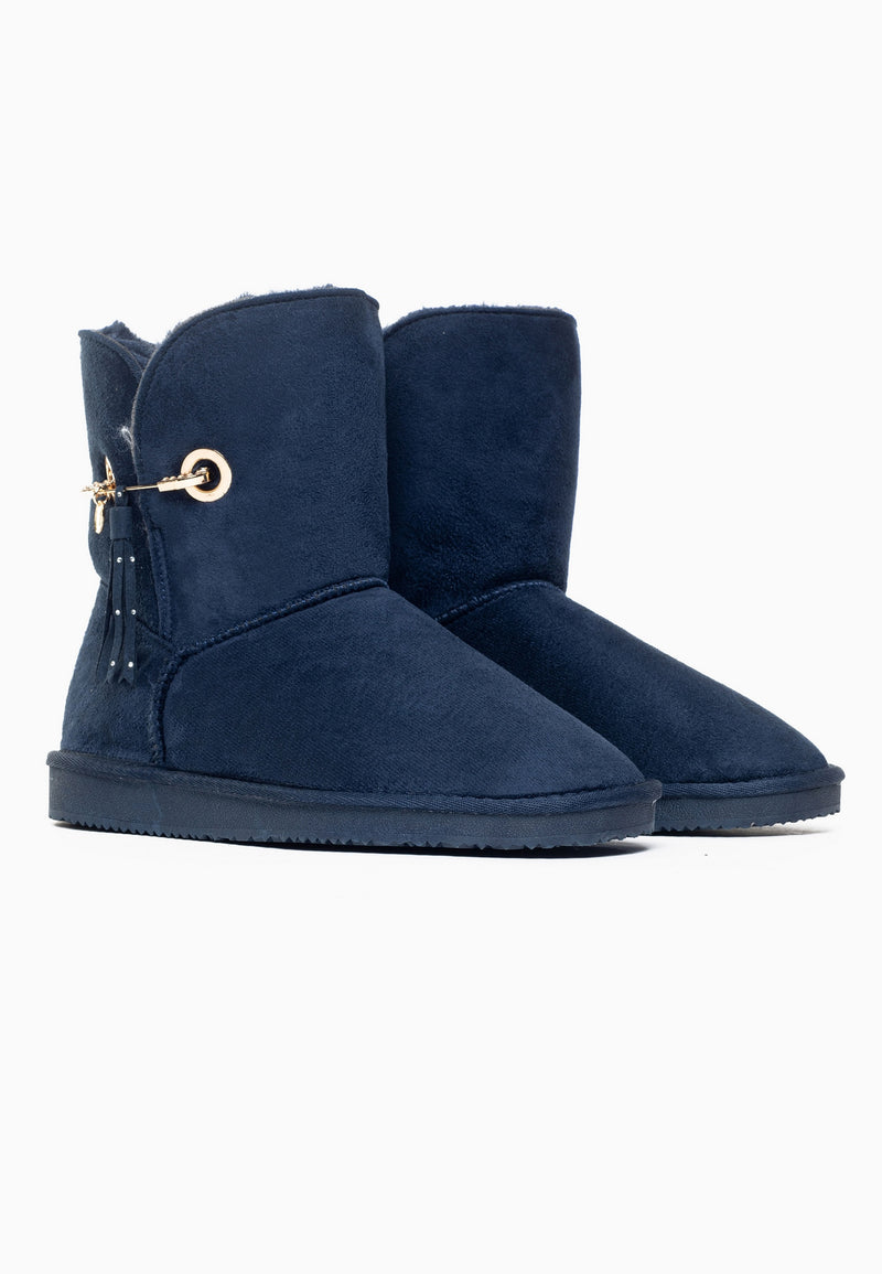 Paire de bottines fourrées Clair marine de trois-quarts, œillets dorés et pompons
