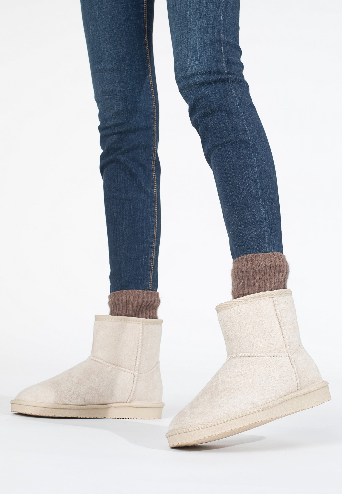 Paire de bottines fourrées Princesse naturel portées avec un jean brut et des chaussettes marron