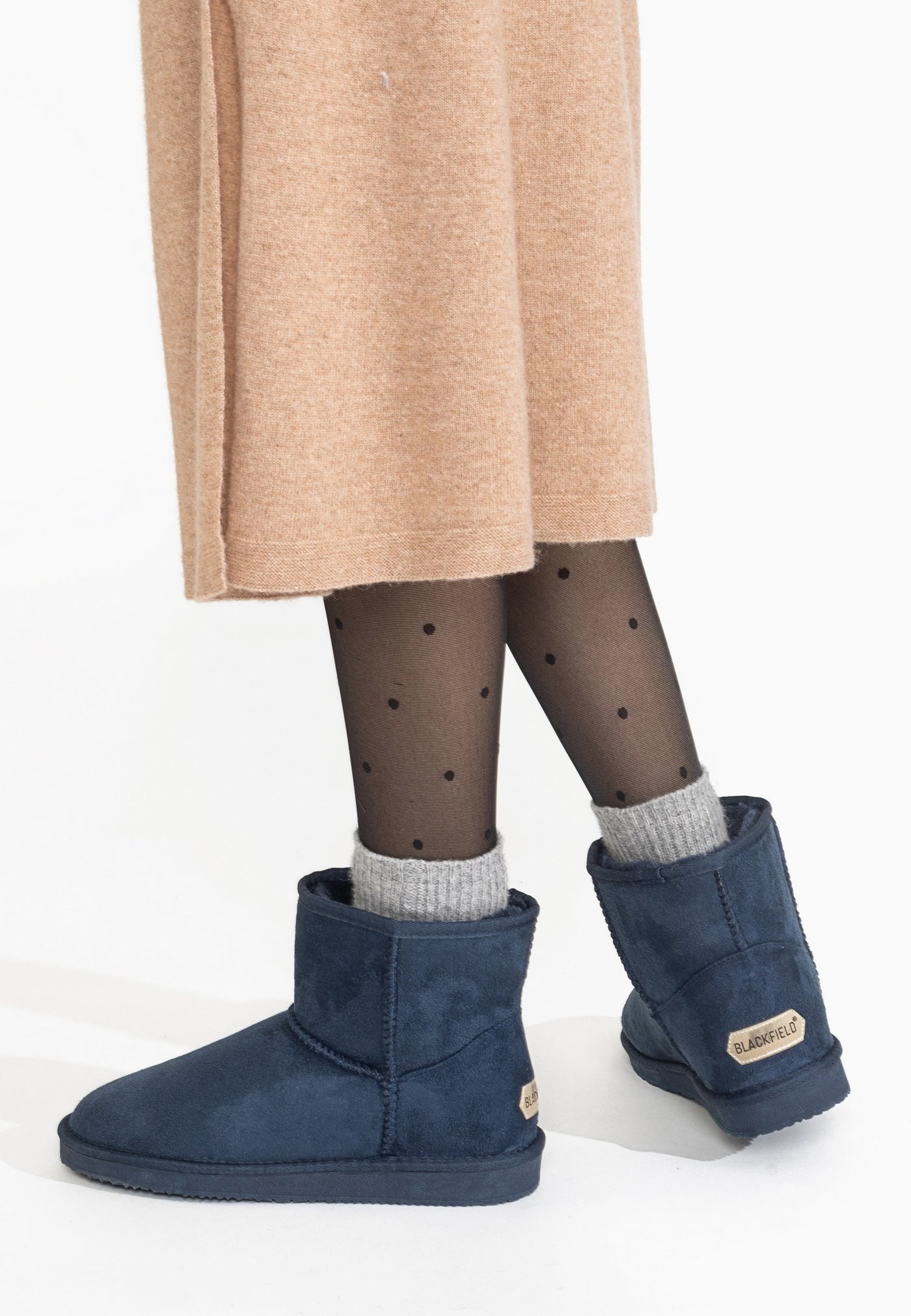 Bottines fourrées Princesse marine portées de face, chaussettes grises repliées au col