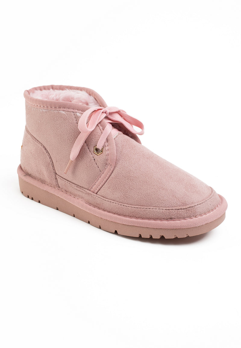 Bottine fourrée Citrine rose de trois-quarts, lacet plat noué sur le cou-de-pied