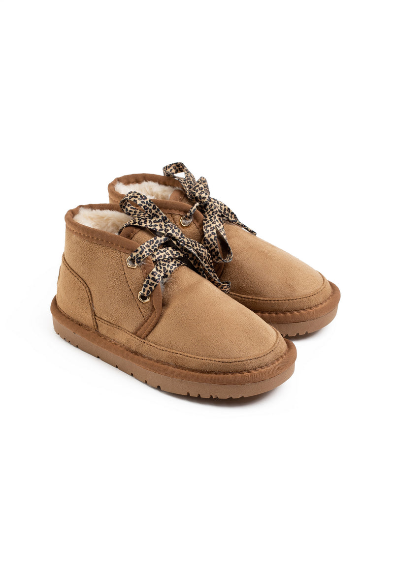 Paire de bottines fourrées Calvin camel, doublure crème visible autour des lacets
