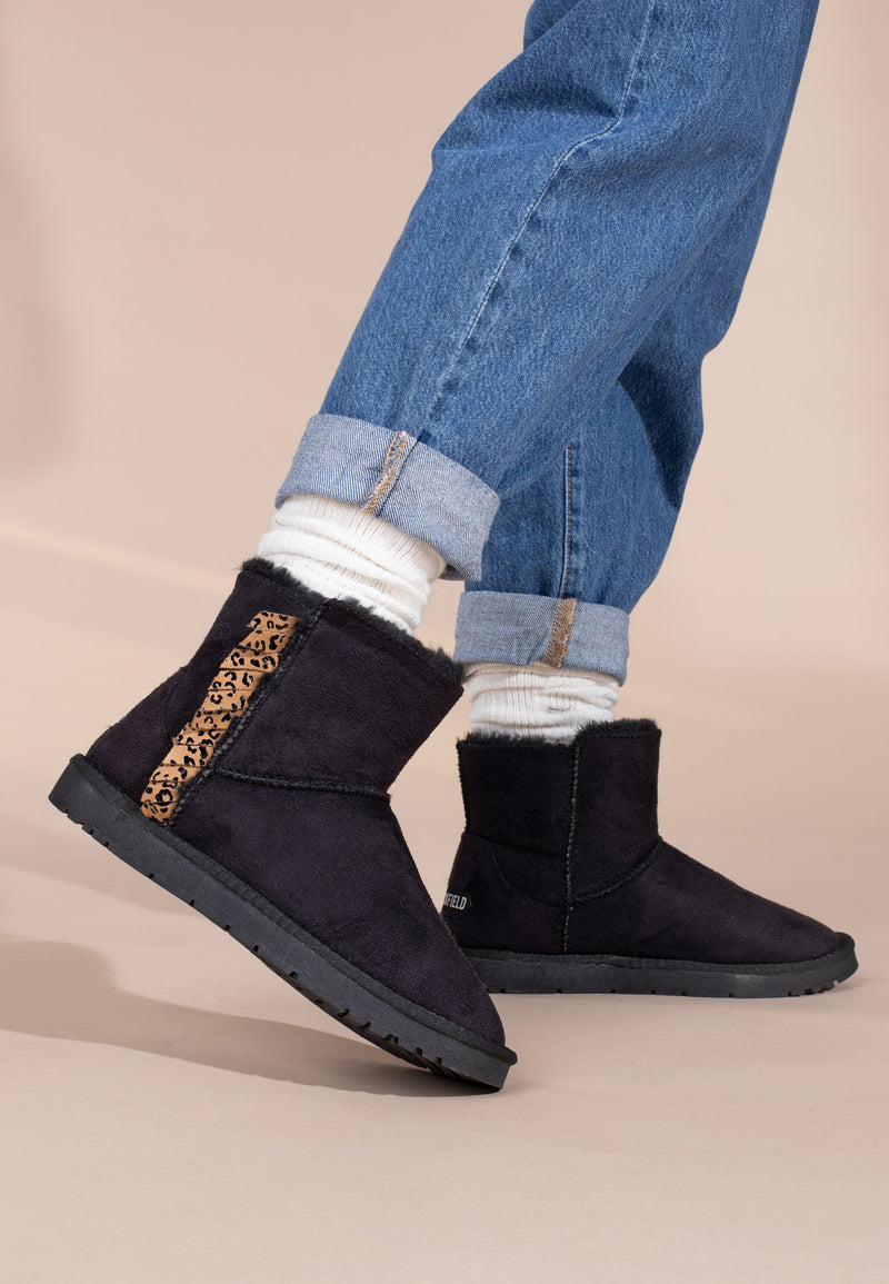 Bottines fourrées Bisma noires portées avec un jean brut roulé et des chaussettes écrues