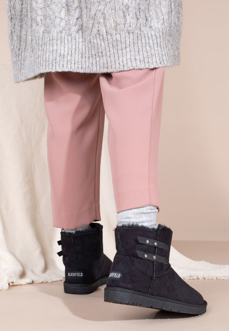 Bottines fourrées Barry noires portées avec un pantalon rose et des chaussettes grises
