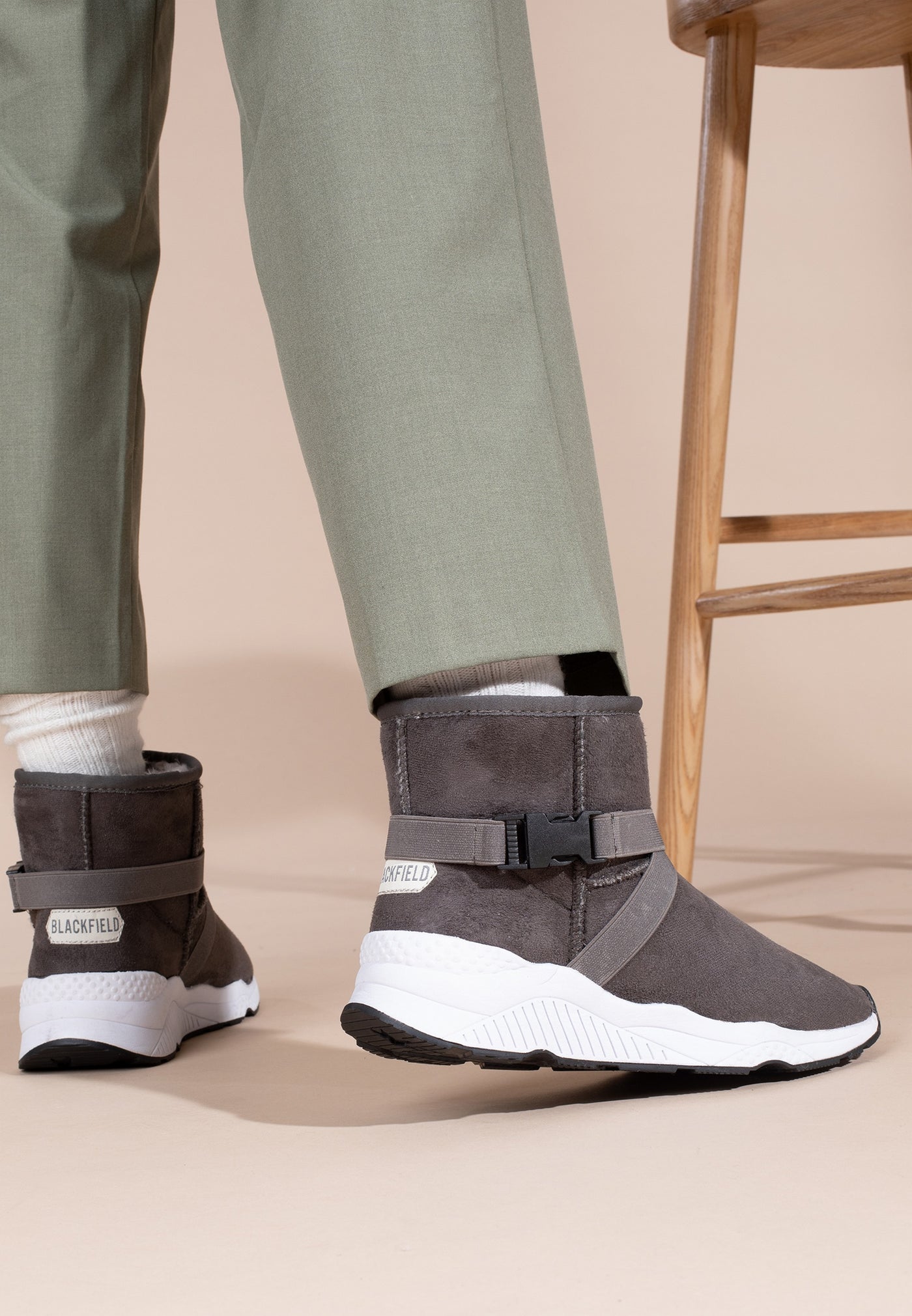 Bottines fourrées Samsara gris foncé portées debout, vues de dos, étiquettes aux talons