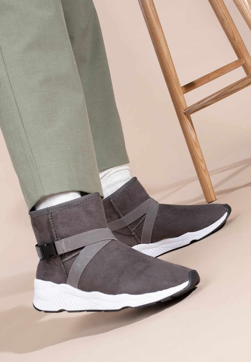 Bottine fourrée Samsara gris foncé portée avec un pantalon vert et une chaussette blanche