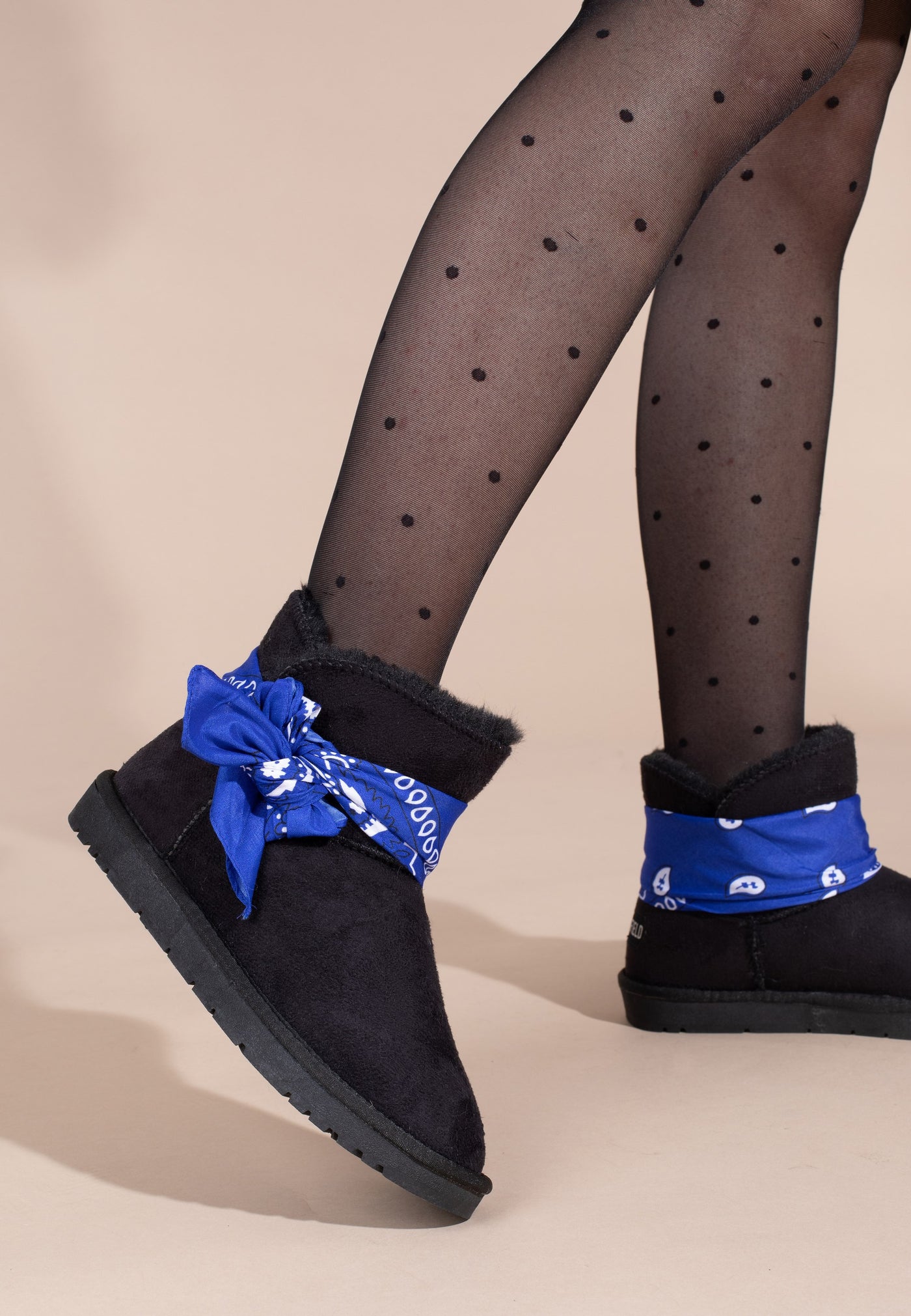 Bottines fourrées Wladimir noir et bleu portées avec des collants noirs à pois