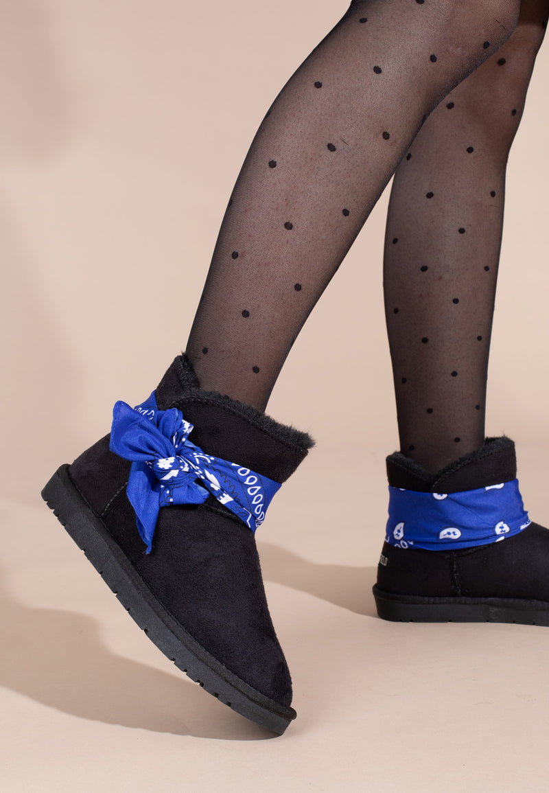 Bottines fourrées Wladimir noir et bleu portées avec des collants noirs à pois
