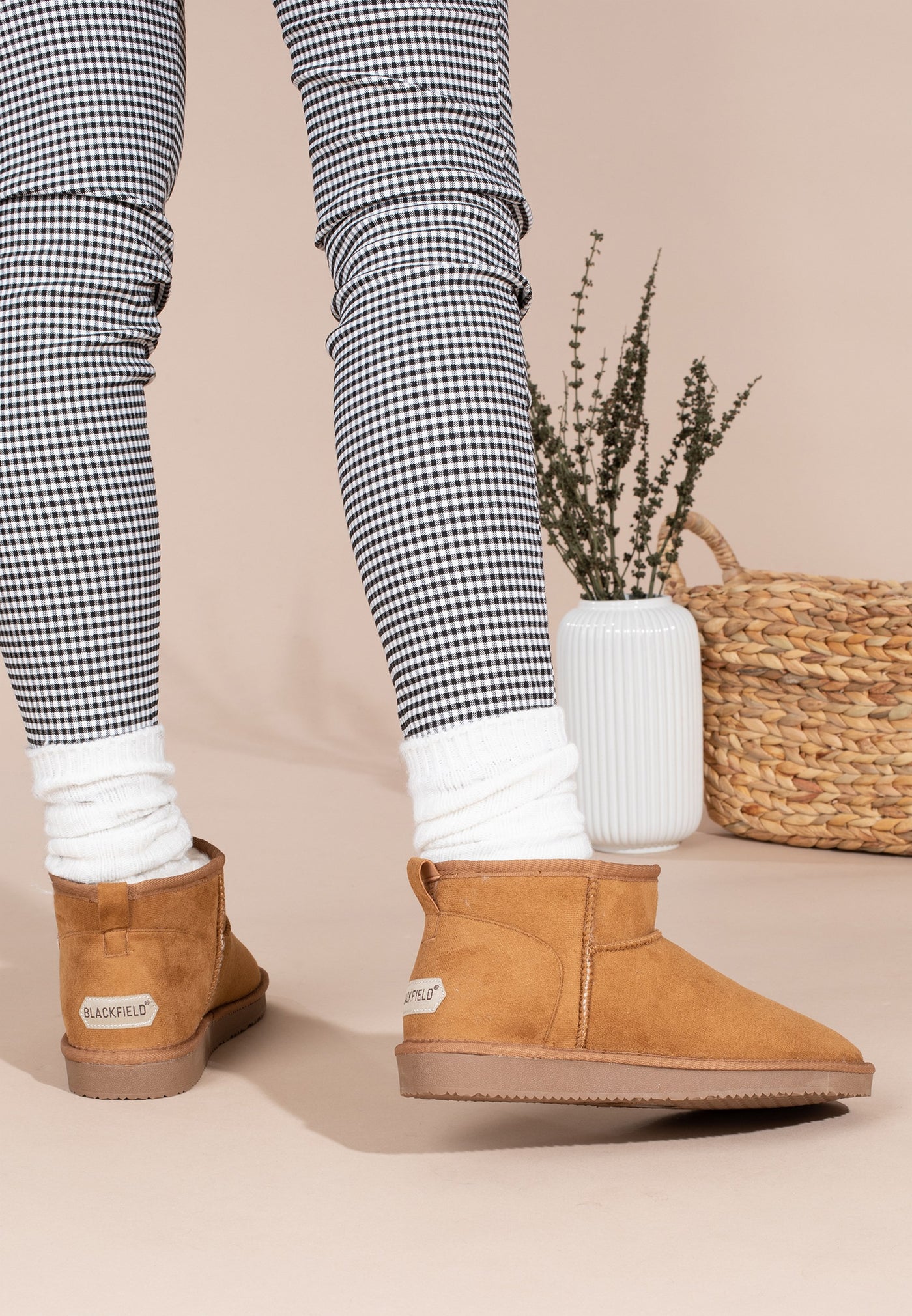 Talons des bottines fourrées Mini Milli camel vus de dos, chaussettes blanches froissées