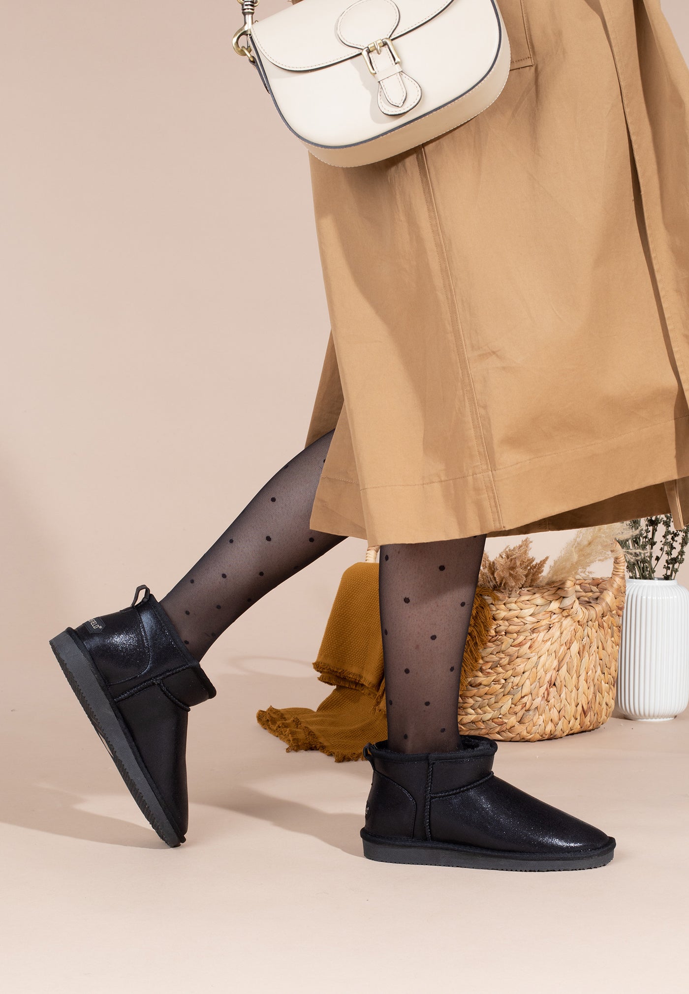 Silhouette en bottines fourrées Mini Milli noir métal vues en marche, trench camel et sac
