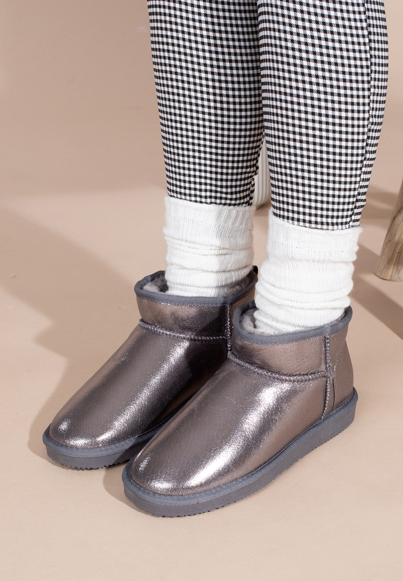 Bottines fourrées Mini Milli gris métal portées de face avec un legging et des chaussettes