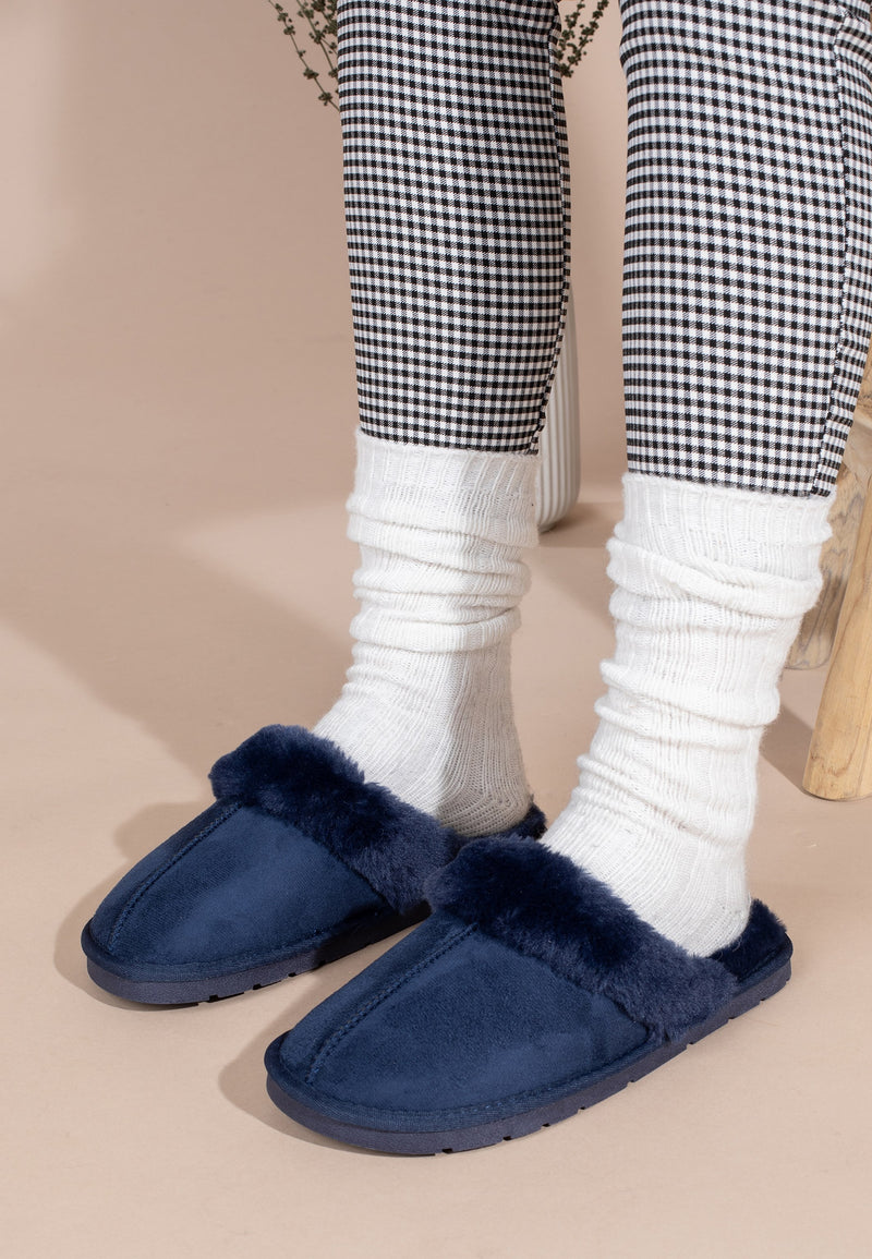 Aux pieds avec un pantalon pied-de-poule, chaussons fourrés Sleepers Emilija marine vus de trois-quarts