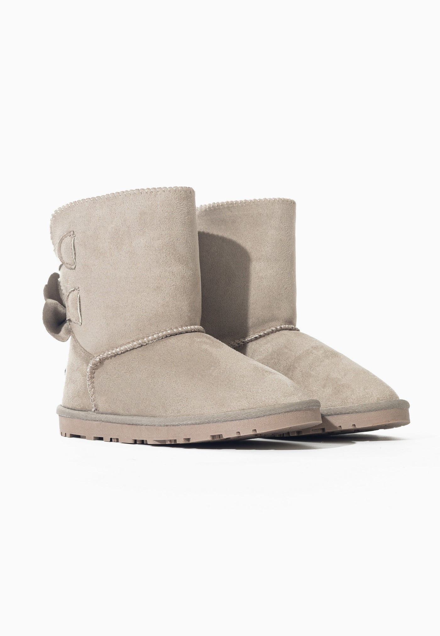 Bottes fourrées Edison naturel vues de trois-quarts, paire posée et nœuds derrière