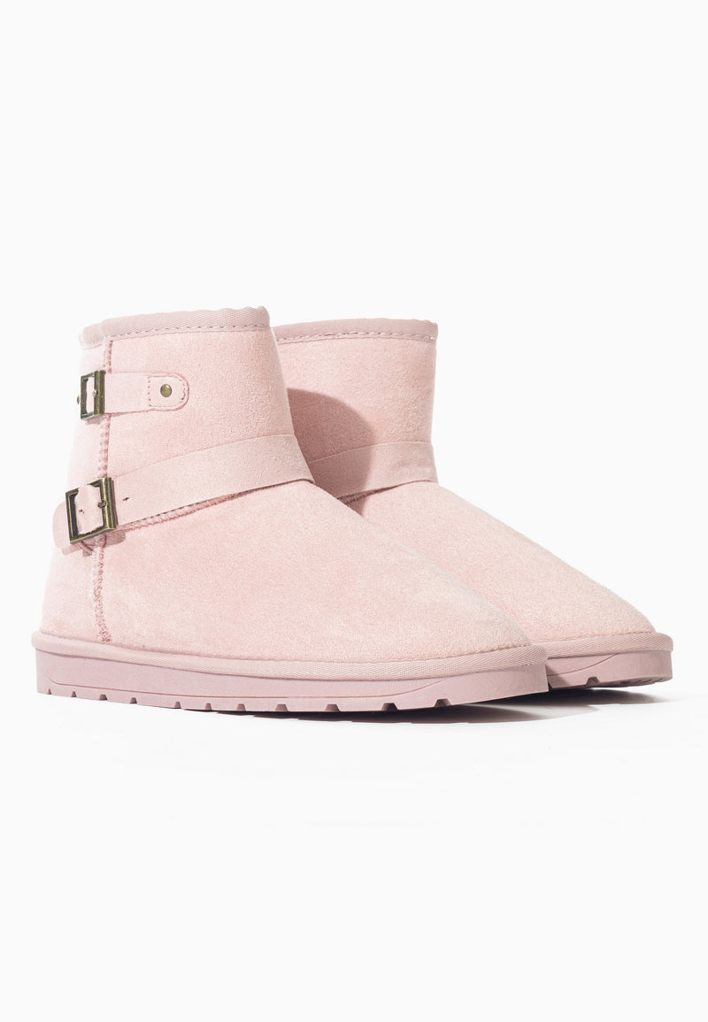 Deux bottines fourrées Olwen rose de trois-quarts face, boucles laiton sur les brides