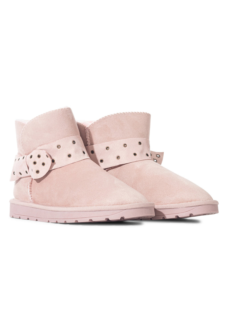 Paire de bottines fourrées Eren rose poudré de trois-quarts, brides cloutées d'œillets