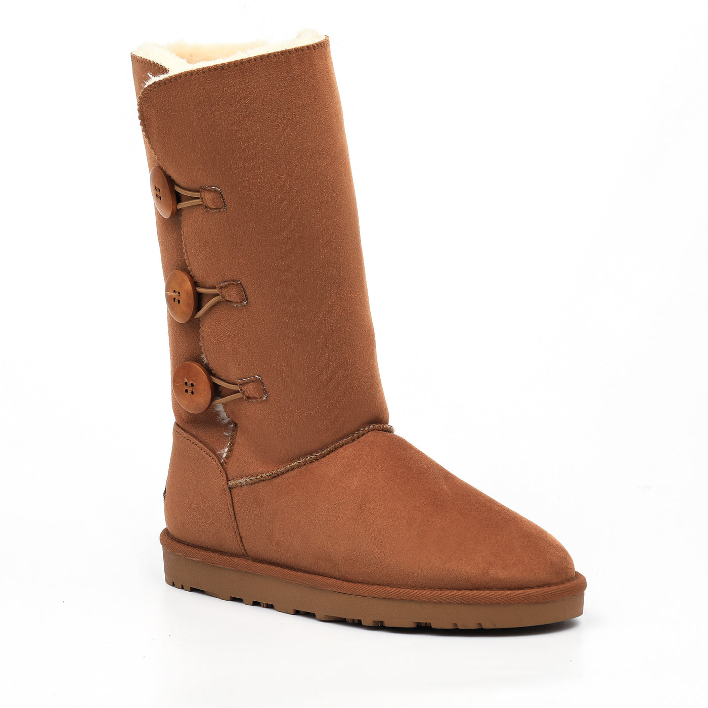 Botte fourrée haute Flocon camel de trois-quarts, trois boutons de bois échelonnés sur le côté