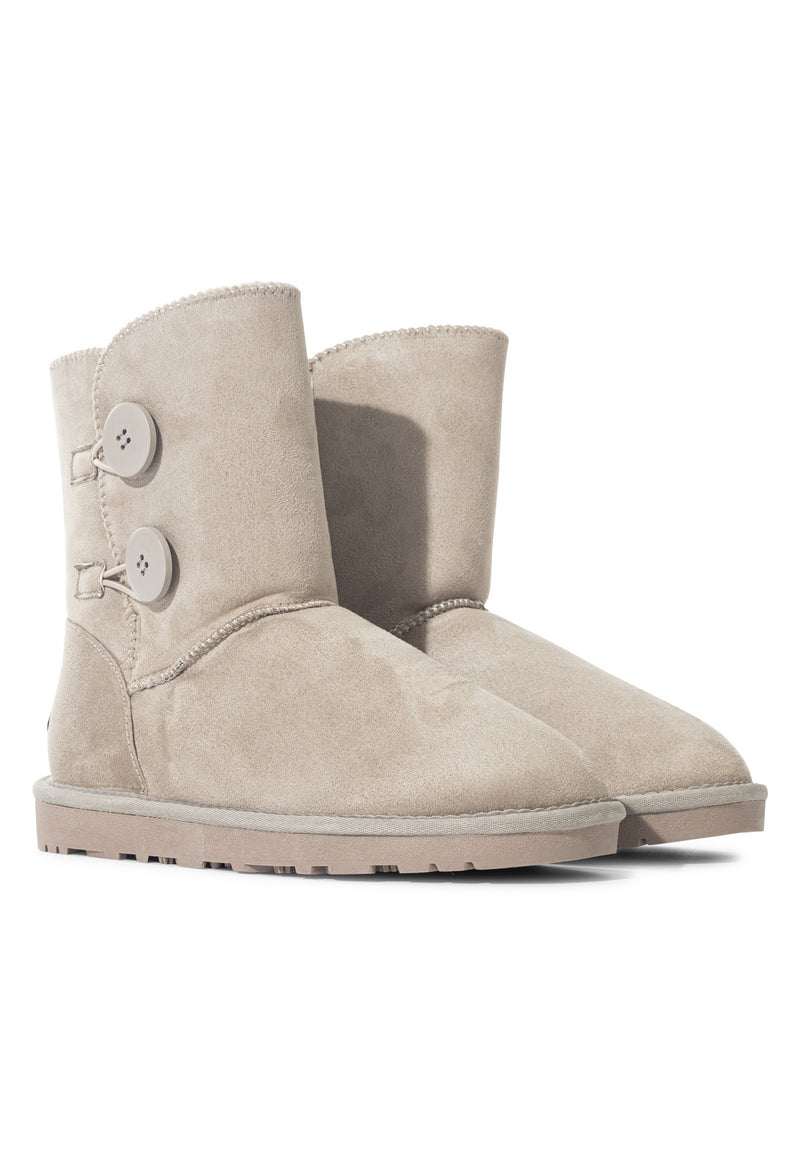 Deux bottines fourrées Lola camel de trois-quarts, gros boutons ronds et semelle crantée