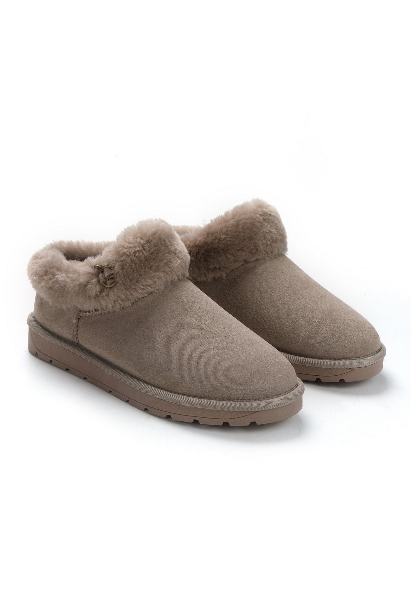 Paire de chaussons fourrés taupe de trois-quarts, cols de fausse fourrure repliés