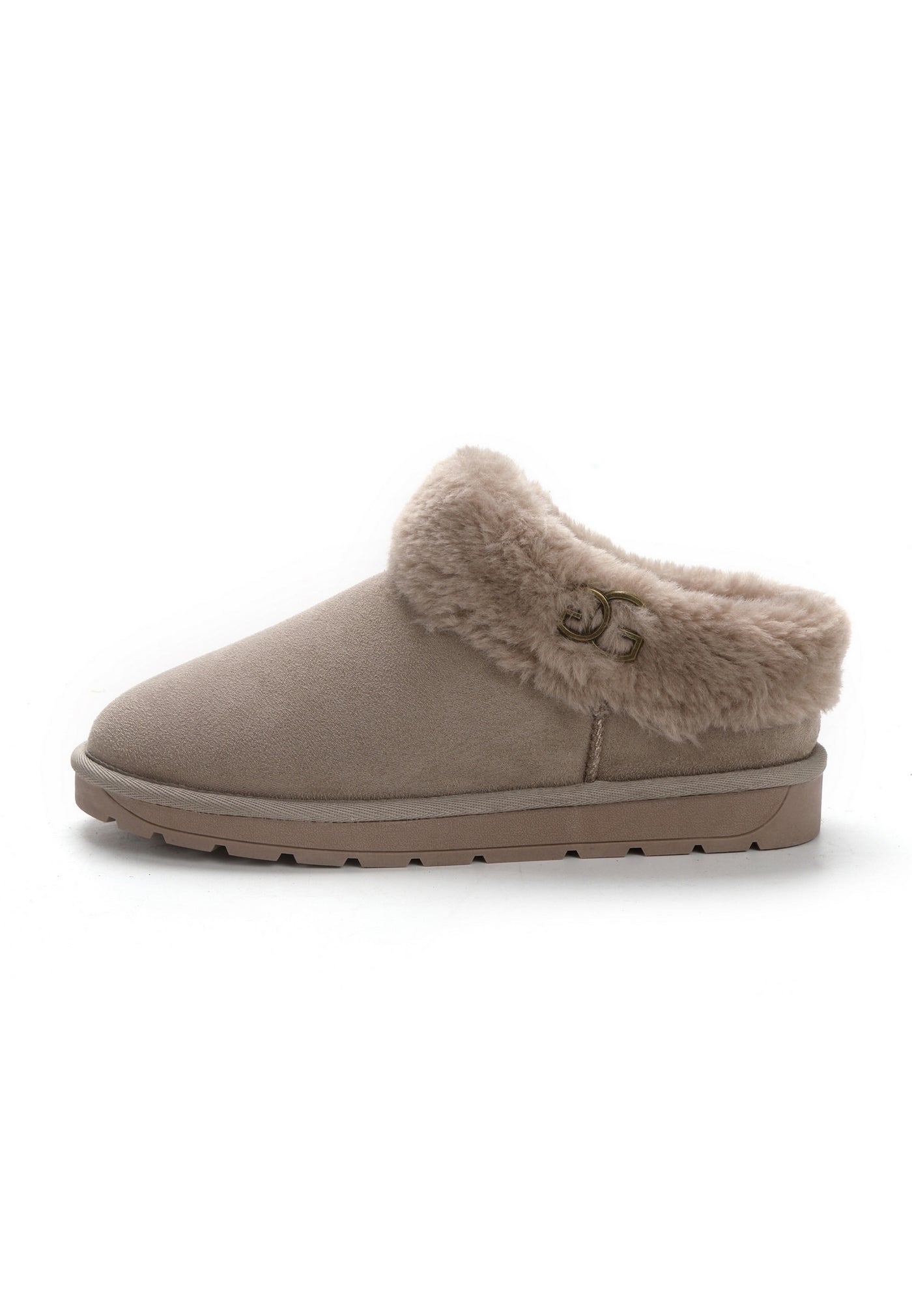 Chausson fourré taupe de profil, col de fausse fourrure et petit bouton doré