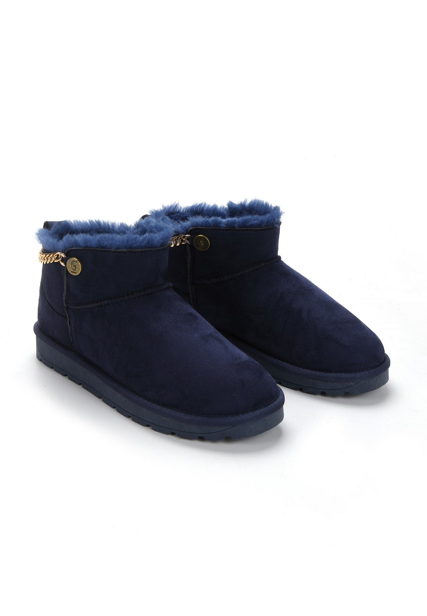 Deux bottines fourrées Ekhlas marine vues de trois-quarts, chaîne dorée sur col bleu