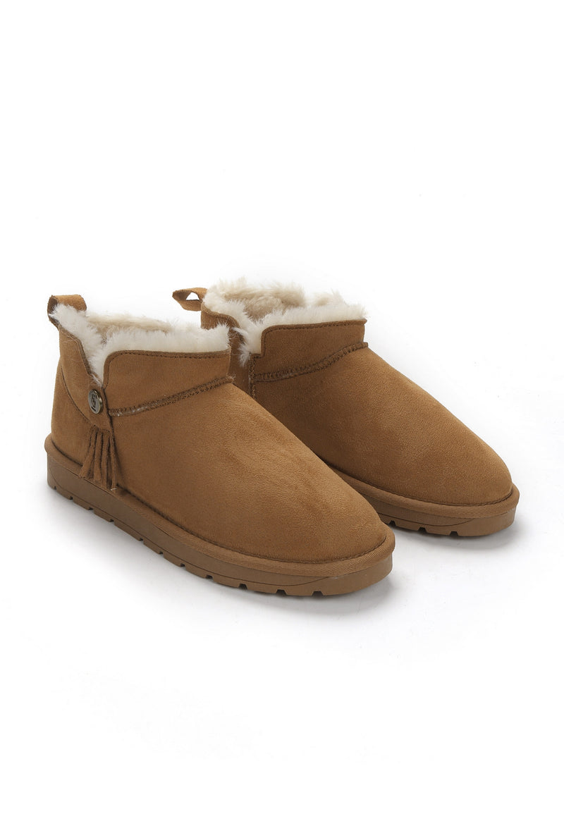 Les deux bottines fourrées Elonie camel de trois-quarts, bouton rond et frange