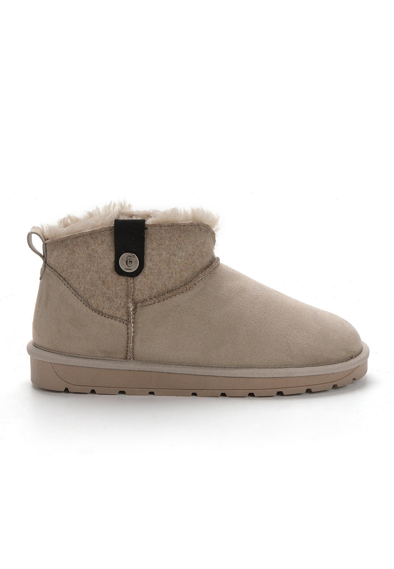 Bottine fourrée Efza naturel de profil, patte noire boutonnée sur tige sable
