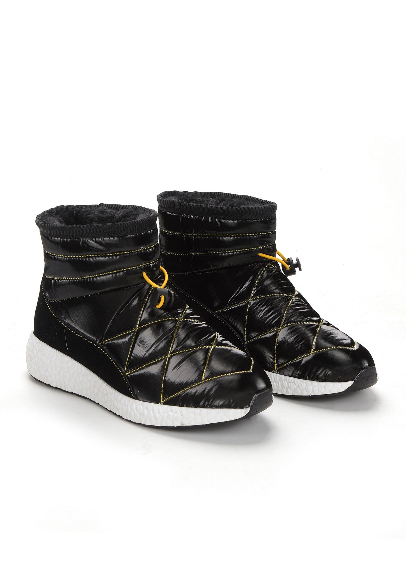 Bottines fourrées Eliana noires de trois-quarts, surpiqûres jaunes et semelle blanche