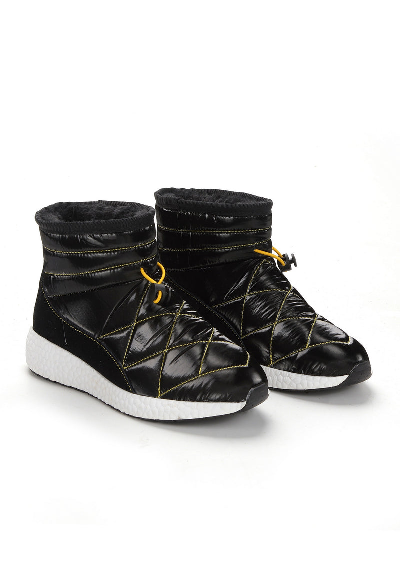Bottines fourrées Eliana noires de trois-quarts, surpiqûres jaunes et semelle blanche