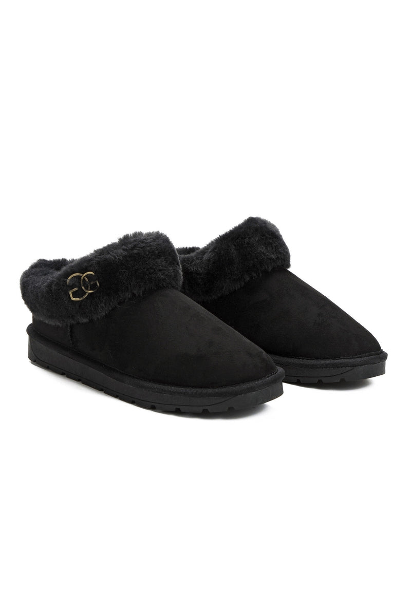 Trois-quarts face sur la paire de bottines fourrées Ensha noires, anneaux dorés au col