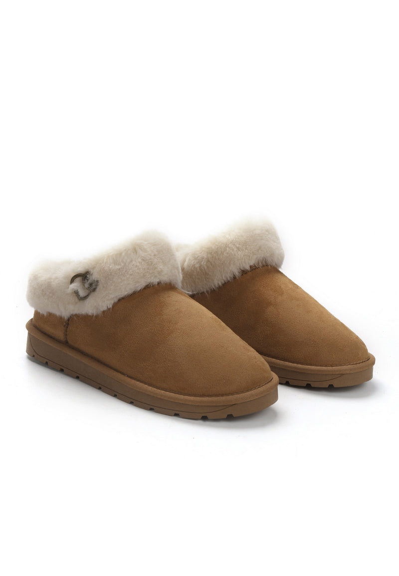Deux bottines fourrées Ensha camel de trois-quarts face, col crème très fourni