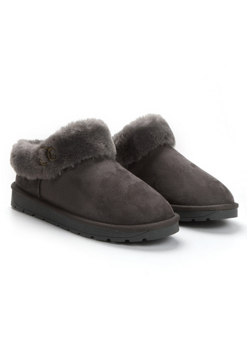 Deux bottines fourrées Ensha anthracite posées de trois-quarts, larges cols de fausse fourrure