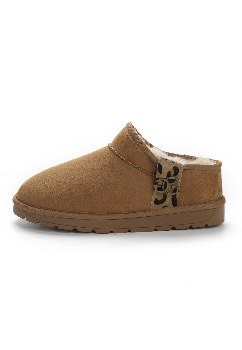 Bottine fourrée Mini Edila camel de profil, boucle bronze sur la bande léopard
