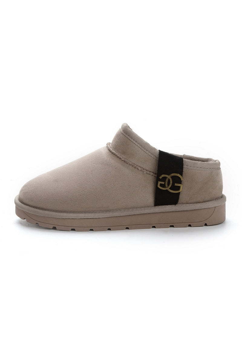 Bottine fourrée Mini Edila naturel de profil, boucle bronze sur la bande noire