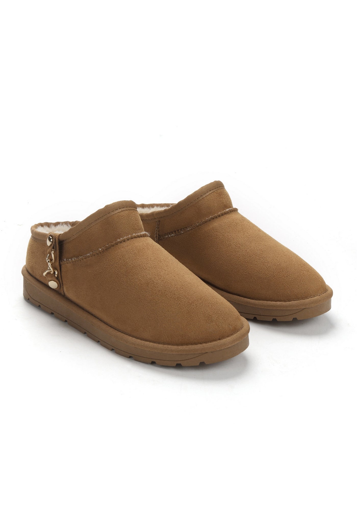 Deux bottines fourrées Mini Ediala camel posées de trois-quarts, chaînes dorées au côté