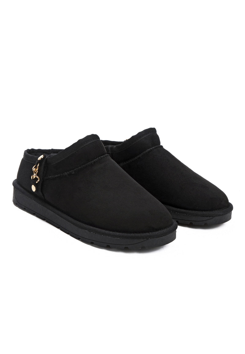 Les deux bottines fourrées Mini Ediala noires de trois-quarts, chaînes dorées visibles