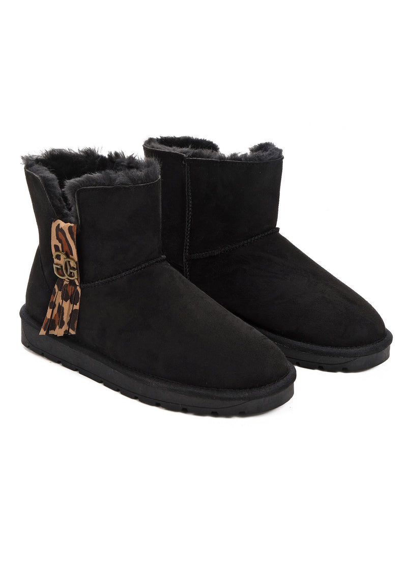 La paire de bottines courtes fourrées Moria noires de trois-quarts, bande tachetée et métal doré